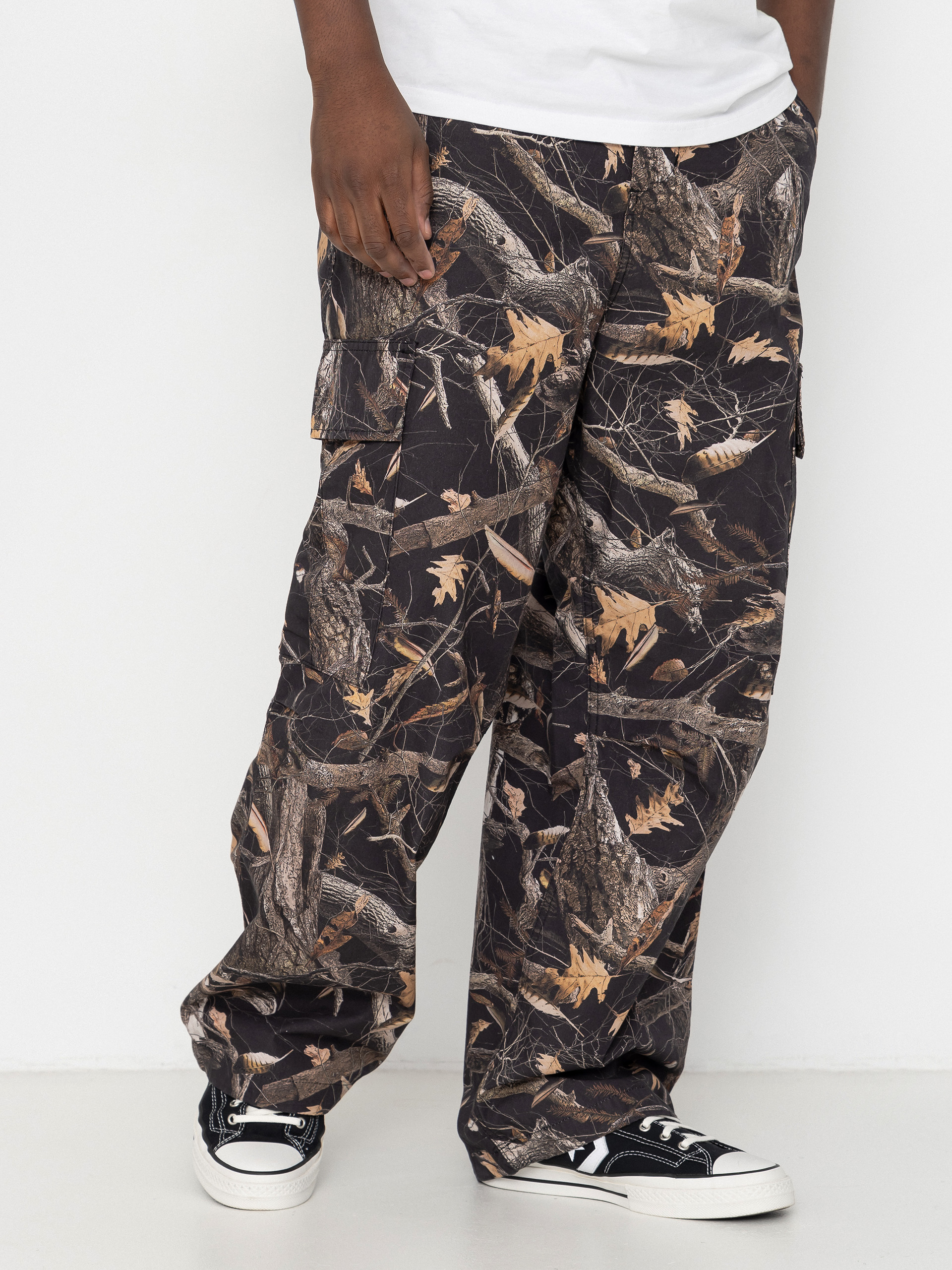 Nohavice Carhartt WIP Osborn Cargo (camo feather tree black/rinsed)