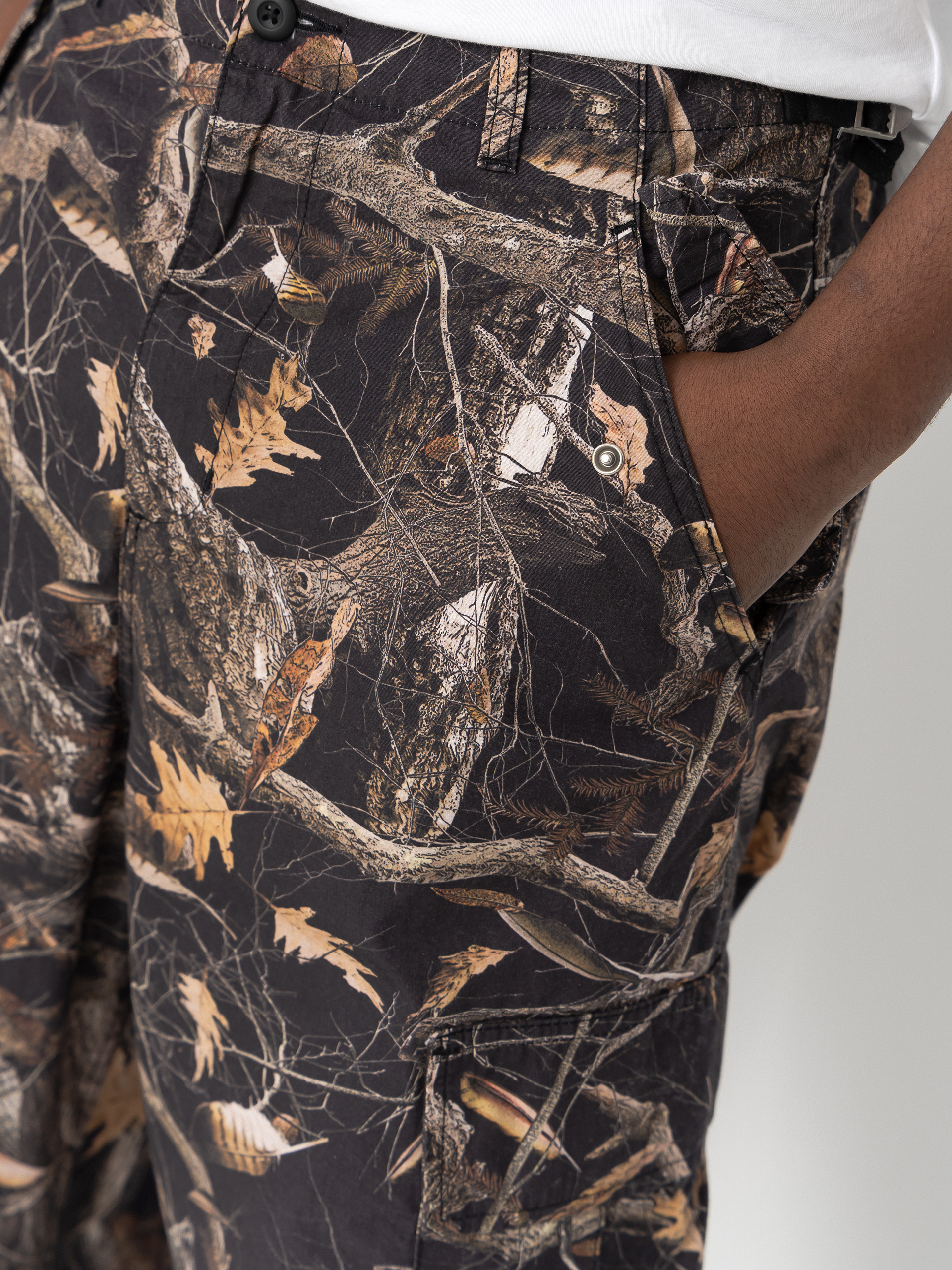 Nohavice Carhartt WIP Osborn Cargo (camo feather tree black/rinsed)