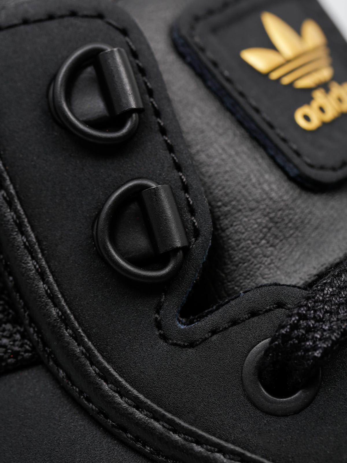 Zimné topánky adidas Adi Trek (cblack/scarle/goldmt)