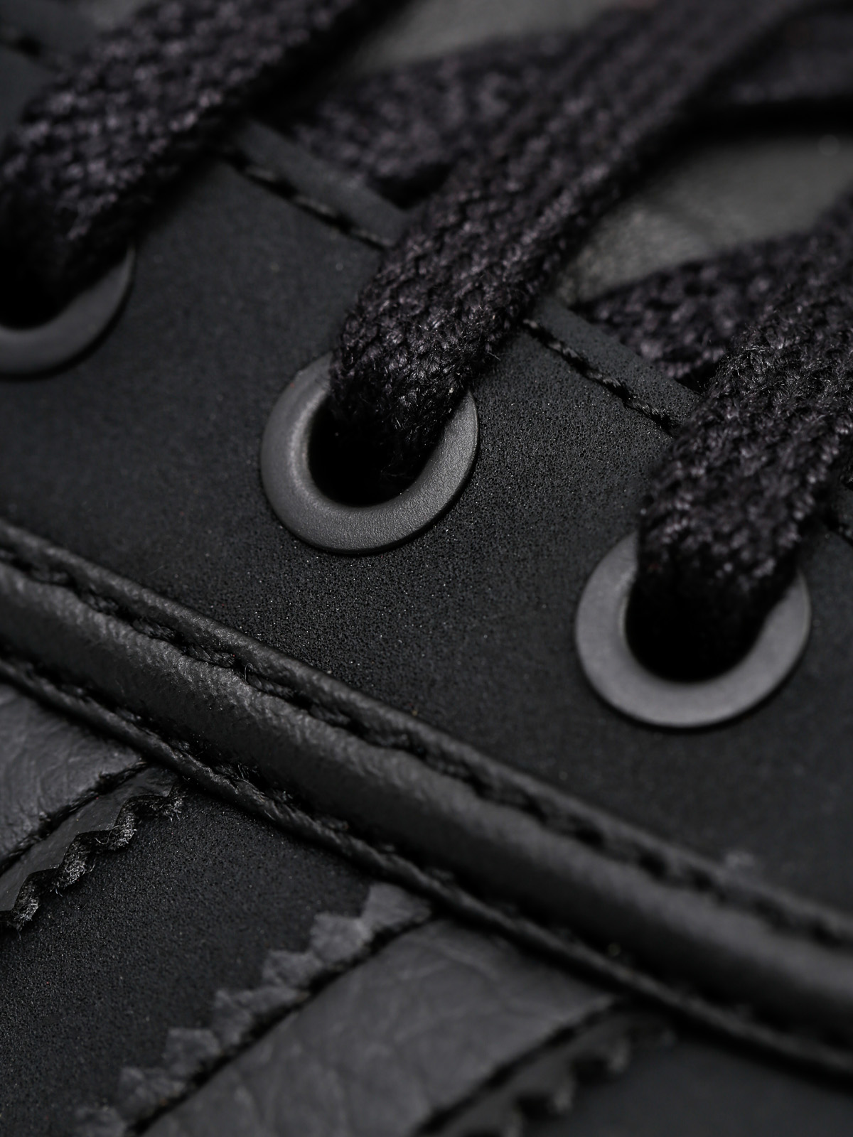 Zimné topánky adidas Adi Trek (cblack/scarle/goldmt)