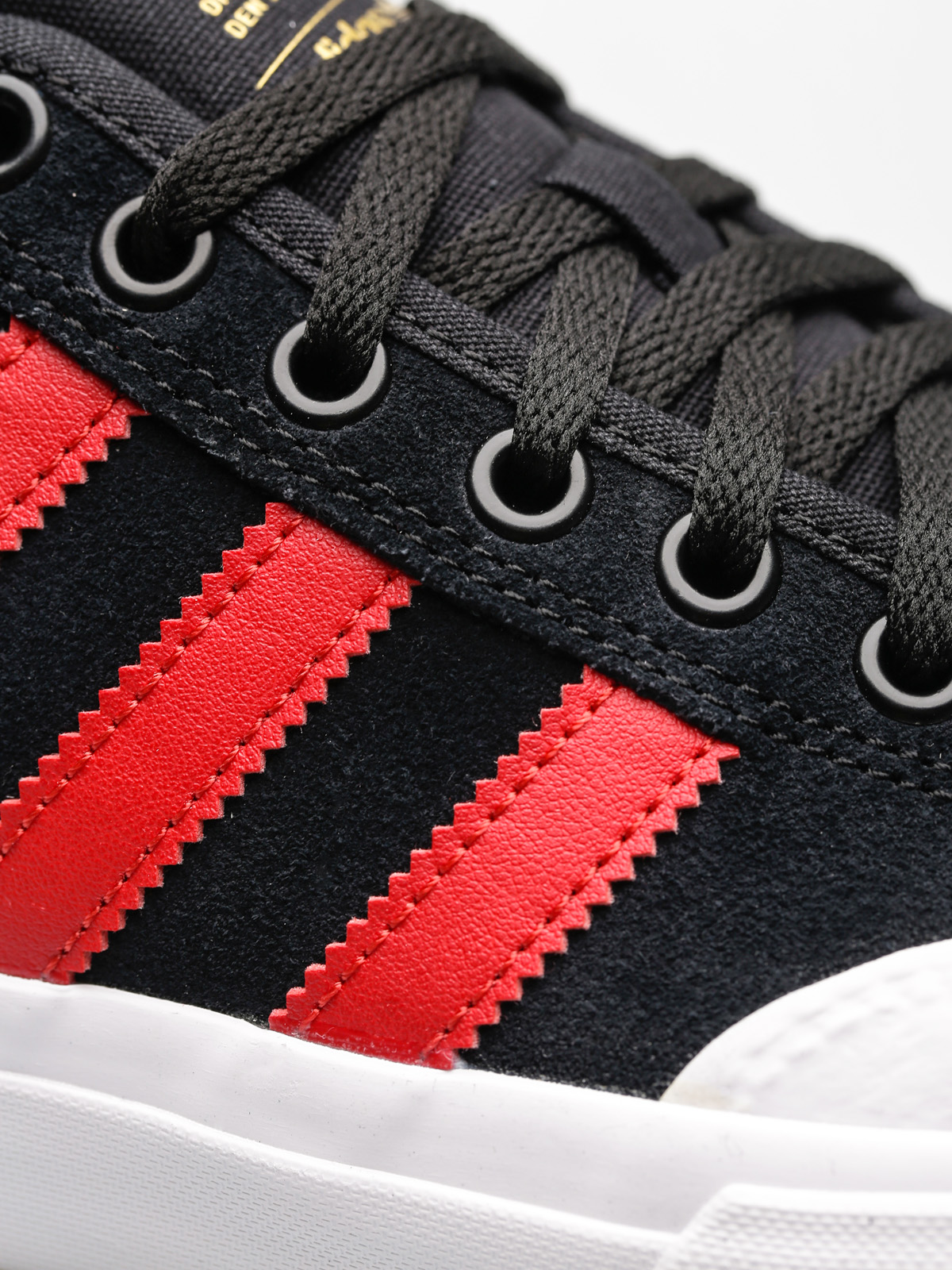 Topánky adidas Matchcourt (core black/scarlet/ftwr white)