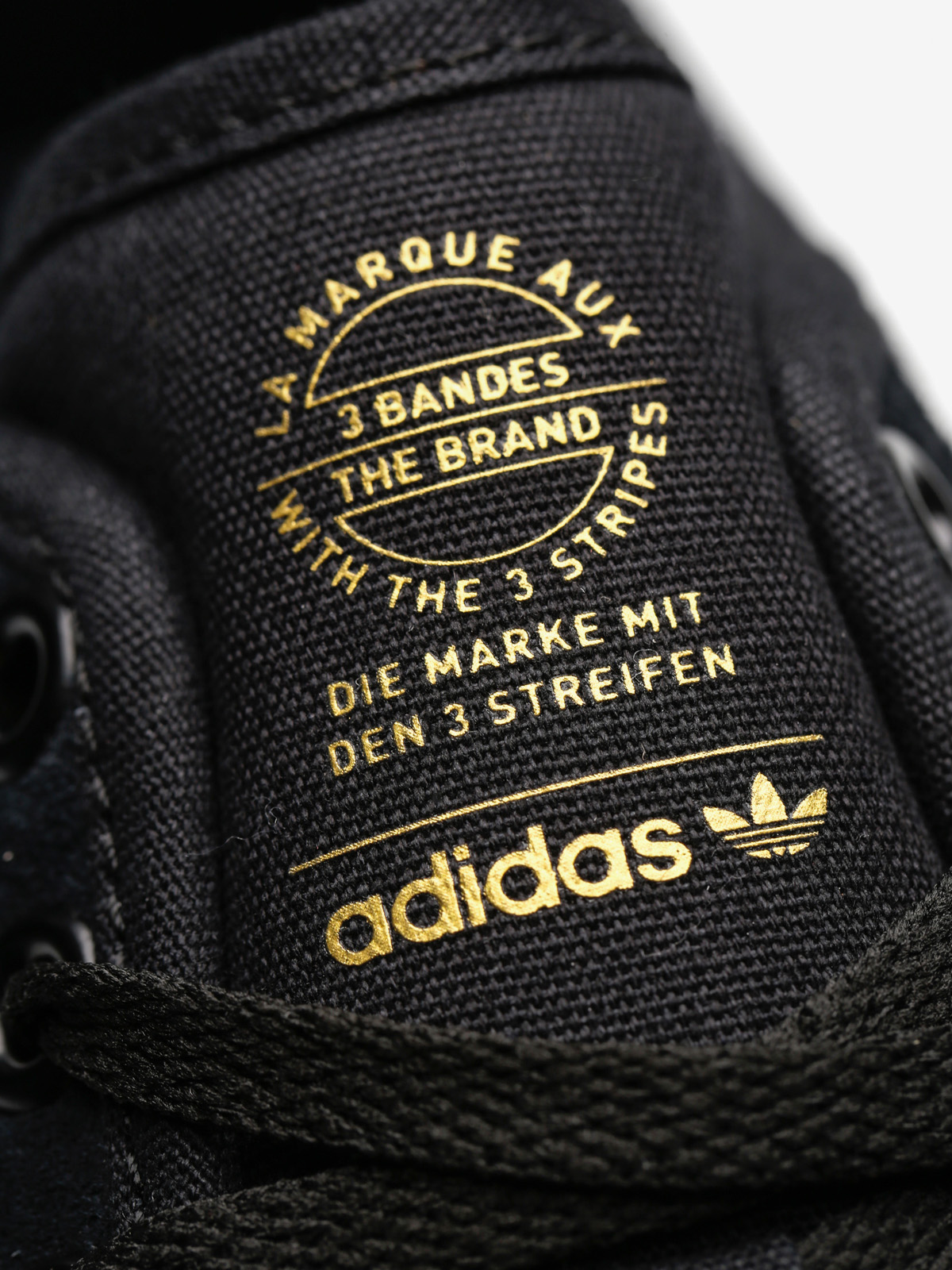 Topánky adidas Matchcourt (core black/scarlet/ftwr white)