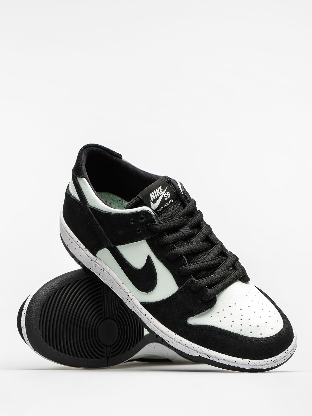 zoom nike black and white