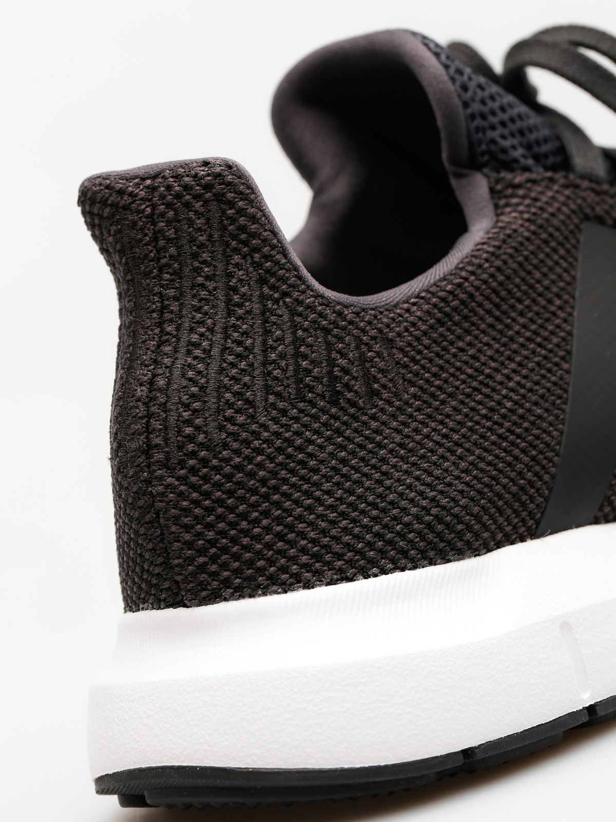 Topánky adidas Swift Run (carbon/cblack/mgreyh)